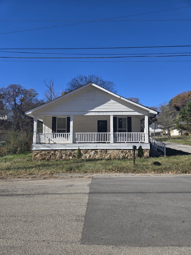 Building Photo - Move In Special: Charming North Chatt House