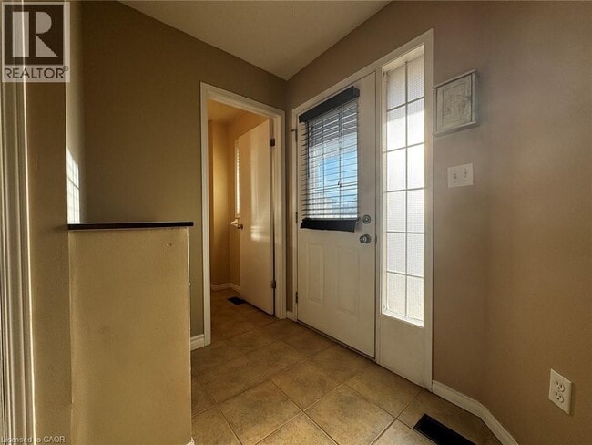 Building Photo - 37 Northcliffe Crescent