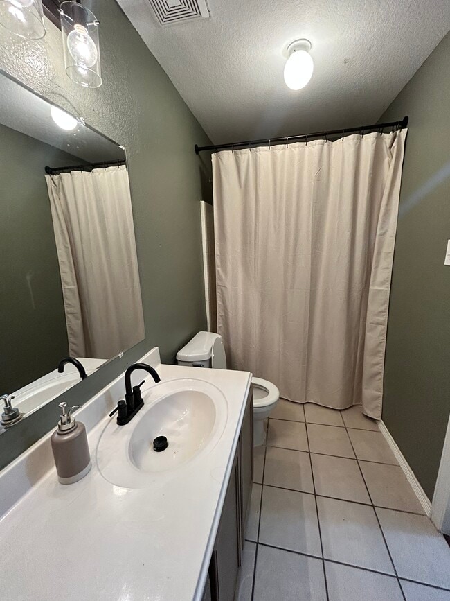 Foto del edificio - 1052 Windy Grove Ln