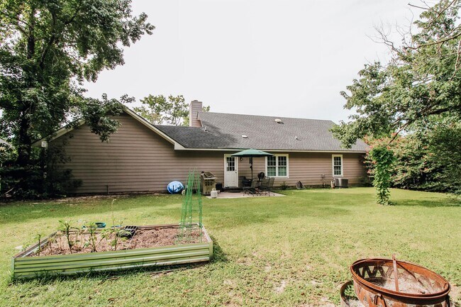 Building Photo - 127 Deerfield Dr