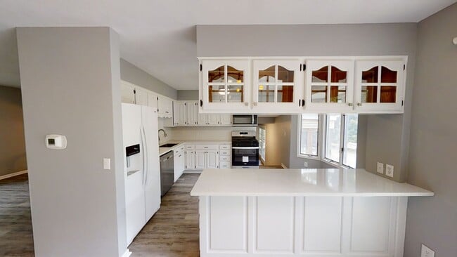 Building Photo - Available July – 4 Bed, 3 Bath Updated Hom...