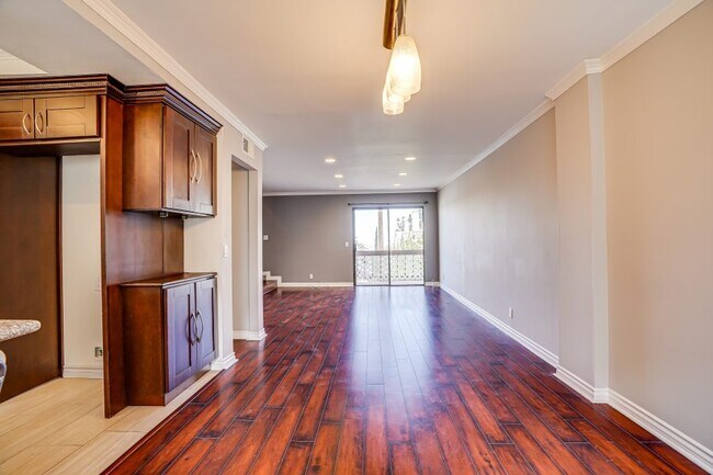 Building Photo - 10219 Pinewood Ave