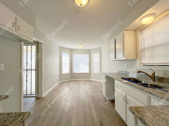 Building Photo - 2228 Hometown Dr