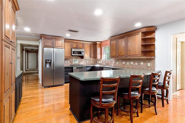 Building Photo - 6728 Victoria Ave