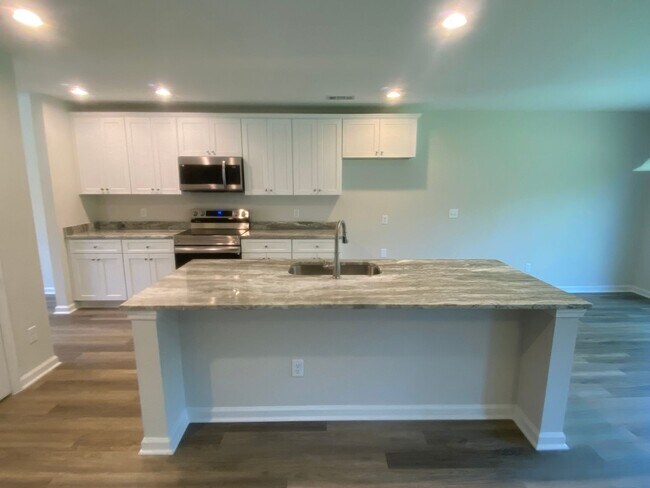 Foto del edificio - 5 bedroom, 3 bath home in Savannah,Ga for RENT!!!