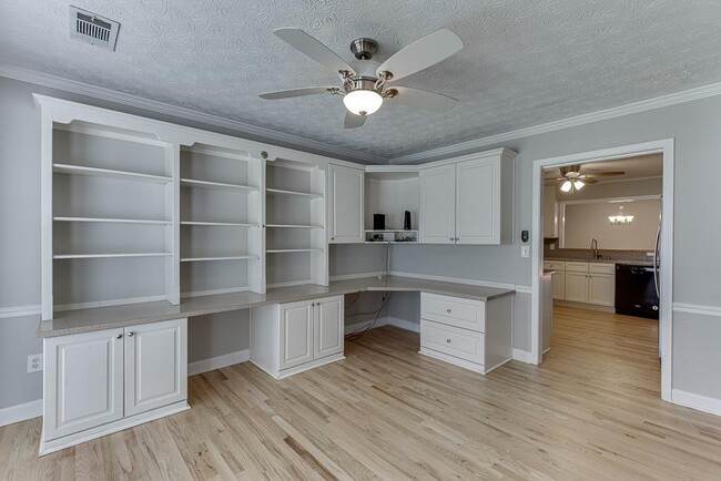 Foto del edificio - 1813 Rambling Woods Dr NW