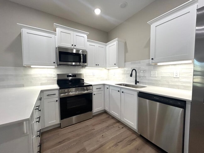 Foto del edificio - New 3 Bedroom / 2.5 Bathroom Townhome in Decatur!