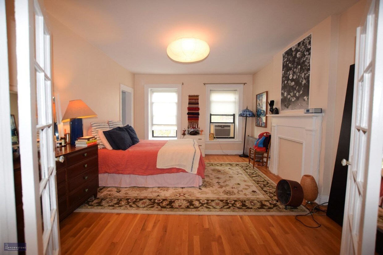 Primary Photo - 150 Summit St