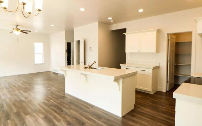 open concept - 571 N 20 W