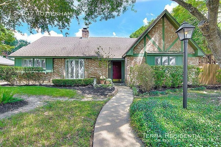 Primary Photo - Beautiful Home With Backyard Pool