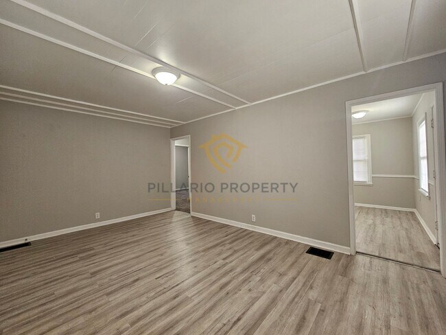 Foto del edificio - 4-Bedroom Home with Modern Updates & Plent...