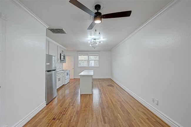 Building Photo - 406 Pecore St