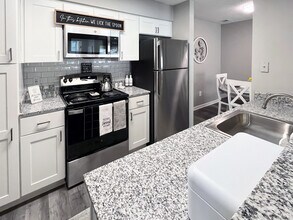 Building Photo - Trinity Lakes