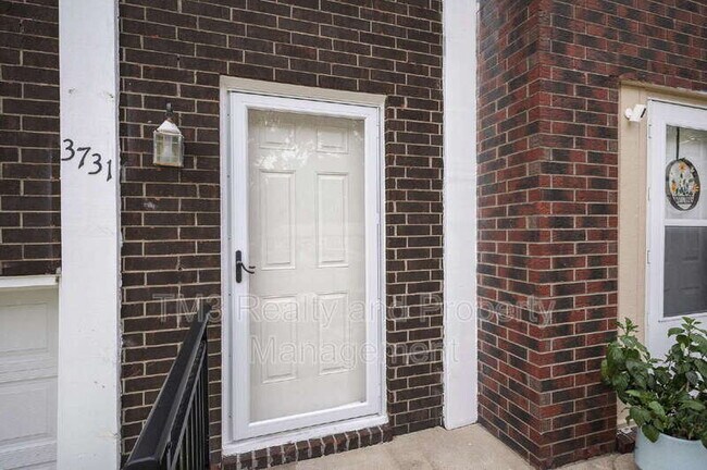 Building Photo - 3731 NE Colonial Dr
