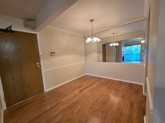 Building Photo - 800 N Lakeside Dr