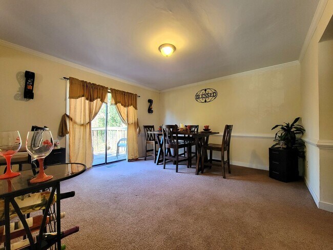 Building Photo - 800 Roehampton Ct