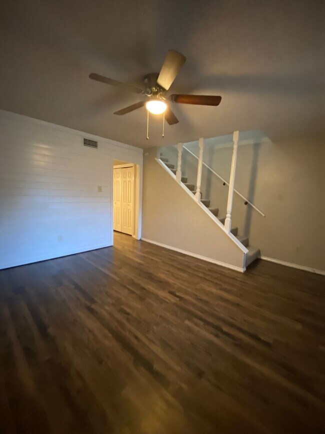 Building Photo - 1604 C SUN VALLEY DR