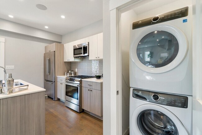 Building Photo - 18 Armandine St