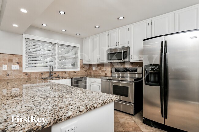 Foto del edificio - 15520 Golden Ridge Ct