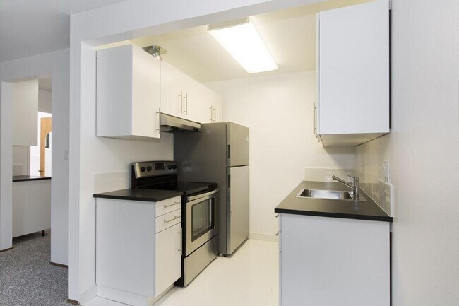 Foto del edificio - Secluded Rockridge 2BD | Parking Included | Near BART, Shops & Dining