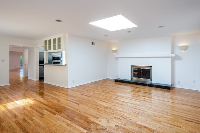 Building Photo - 15127 Valley Vista Blvd