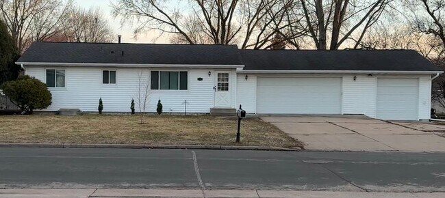 Building Photo - 1932 Carnelian Ln