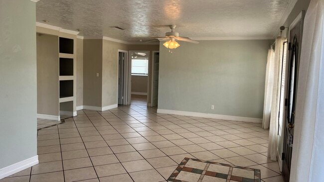 Building Photo - 585 Pelican Dr