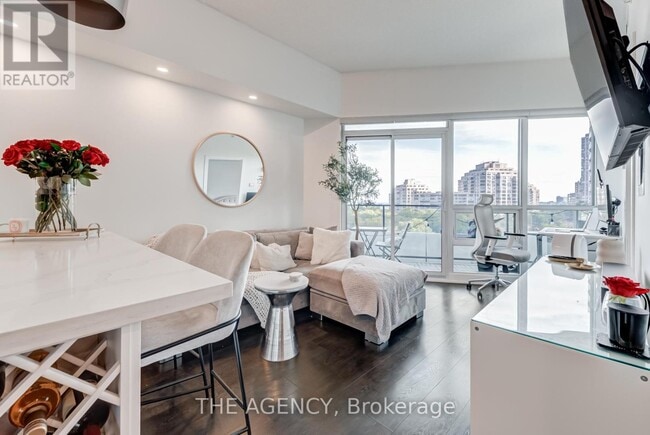 Photo du bâtiment - 2212 Lake Shore Blvd W