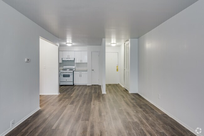 1 BR, 1 BA - 660SF - Johnson Legacy East Apartments