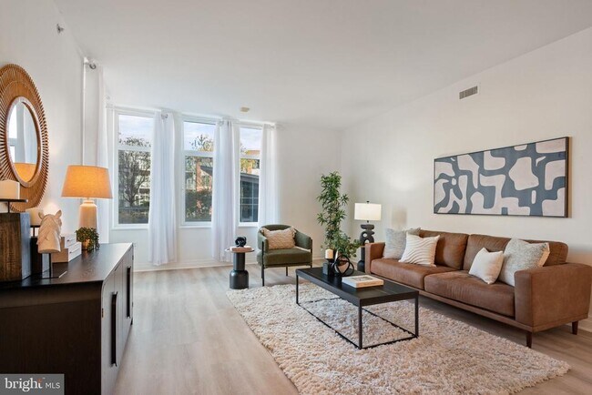 Foto del edificio - 8220 Crestwood Heights Dr