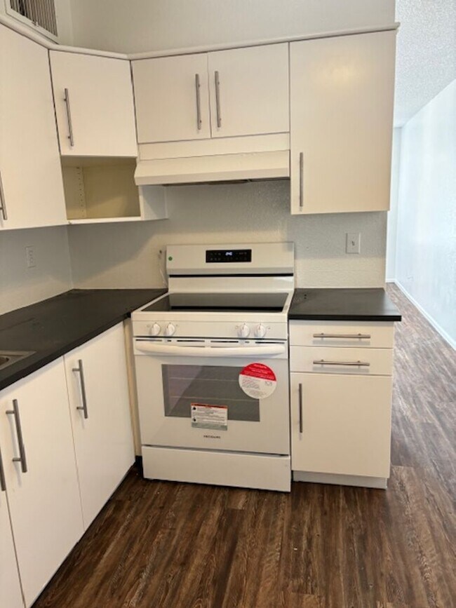 Foto del edificio - 2 BEDROOM 1 BATH MESA TRIPLEX HOME