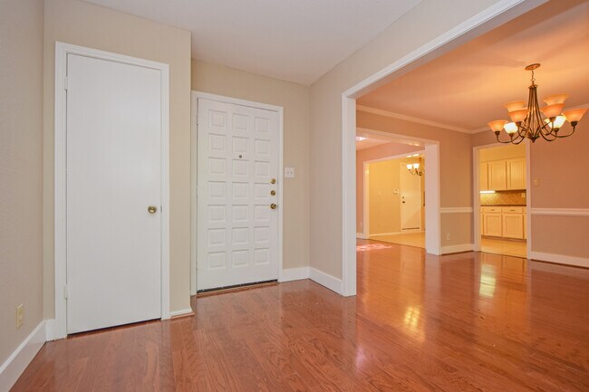 Building Photo - 3 Bedroom Townhouse - Northwest Hills