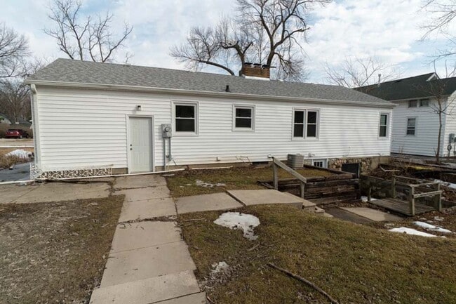 Building Photo - 2503 Iowa St