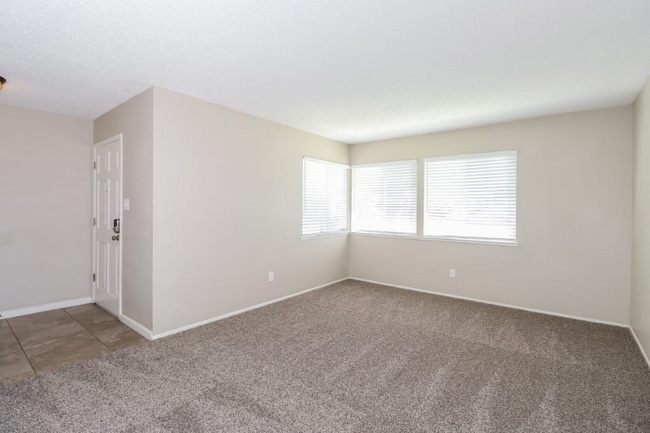 Building Photo - 2808 Notre Dame Dr