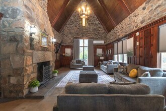 Building Photo - 1414 Dinglewood Dr