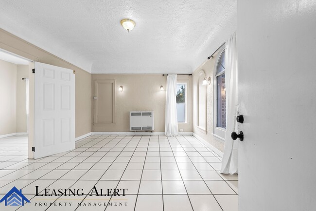 Building Photo - 112 S Cummings St