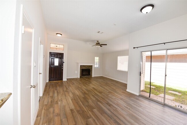 Foto del edificio - 8558 Laurel Trails Dr