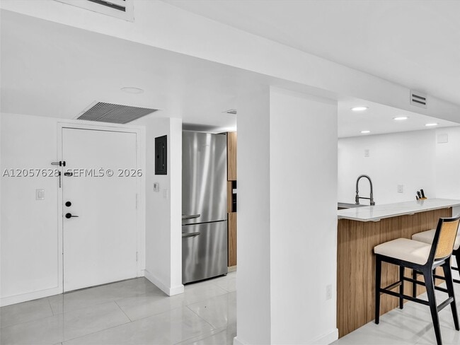 Foto del edificio - 10000 W Bay Harbor Dr