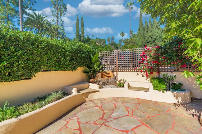 Shared Front Patio - 1920 N Normandie Ave