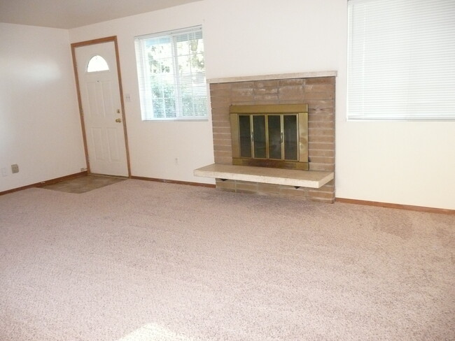 Building Photo - 404 - Cozy Rambler in Federal Way with Lar...