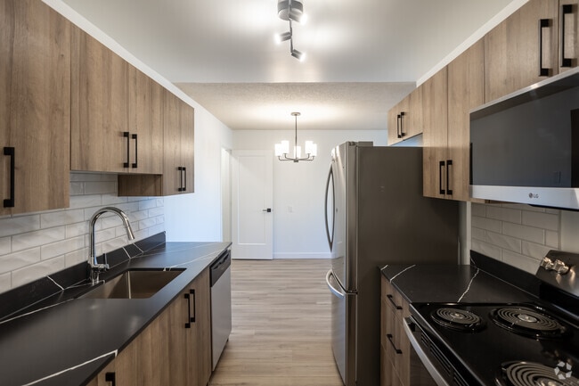 3BR, 2BA - 1,254SF - Kitchen - South Ridge Apartments