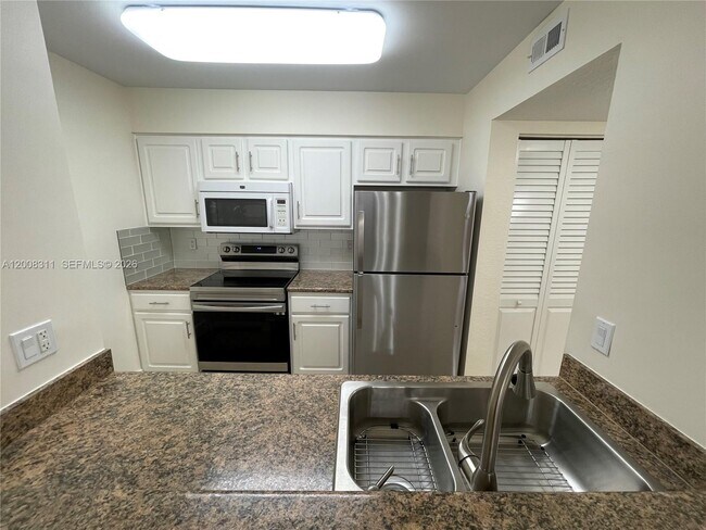 Foto del edificio - 2811 N Oakland Forest Dr