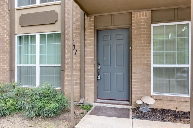 Building Photo - 411 S Dooley St