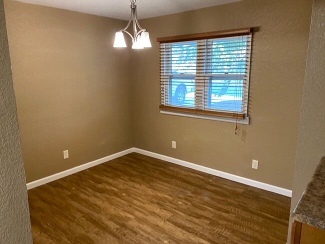 Foto del edificio - 2 Bed, 1 Bath House, 2 Car Garage For Rent...