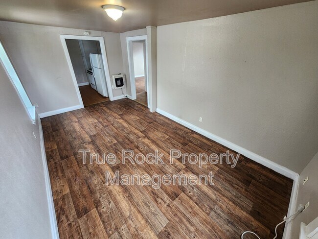 Building Photo - 204 1/2 E 2nd