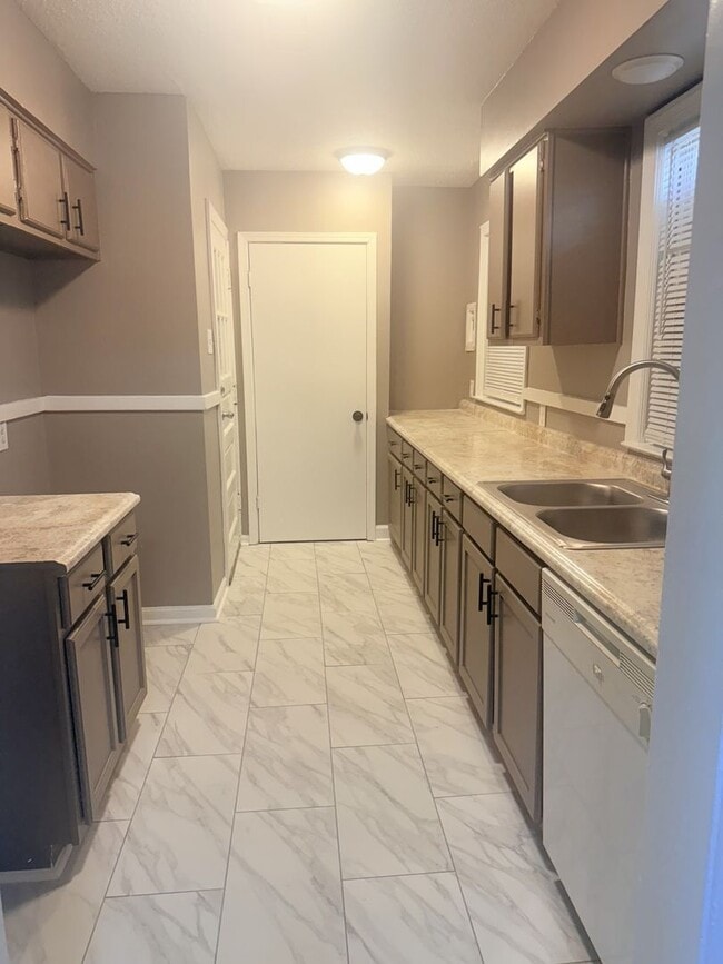 Building Photo - Newly Rehabbed 4 Bedroom 2 Bath | Hyde Par...