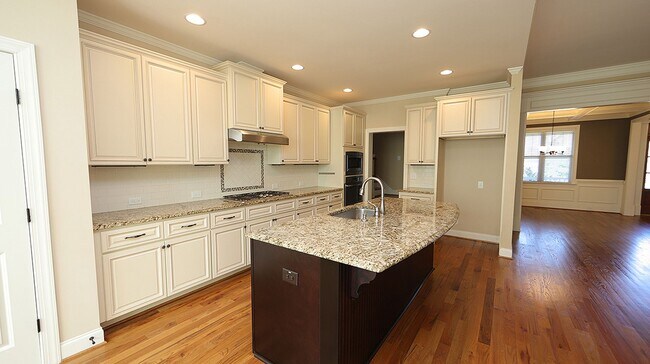 Building Photo - Lovely Heritage Home with Ideal Floorplan