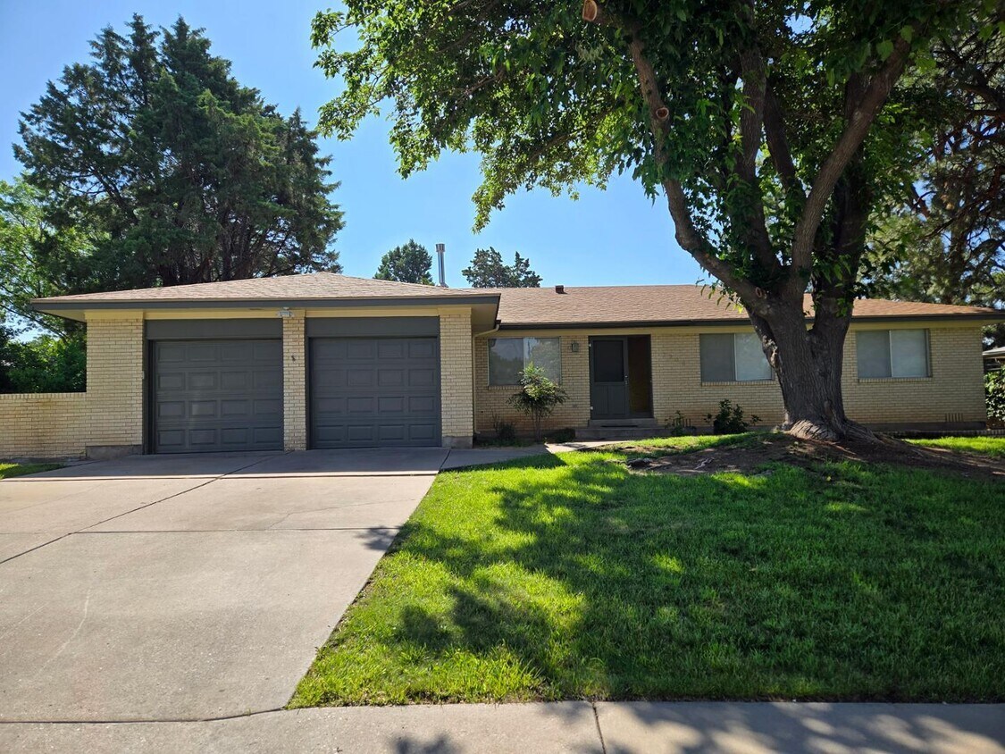 Foto principal - 3208 Texas St NE