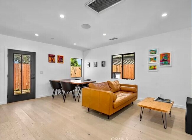 Foto del edificio - 5249 Hub St