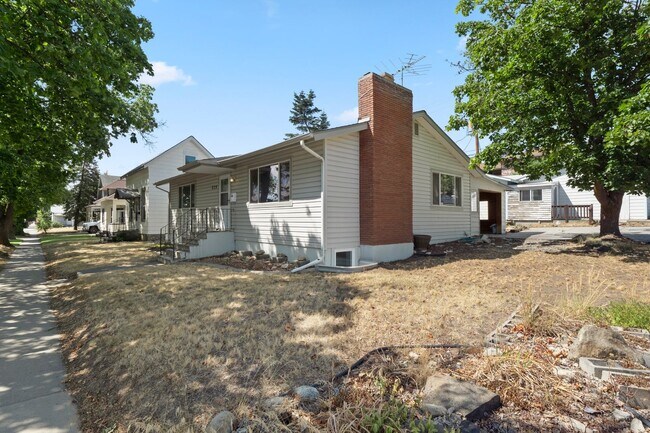 Building Photo - Updated 5 bed 2 bath home centrally locate...